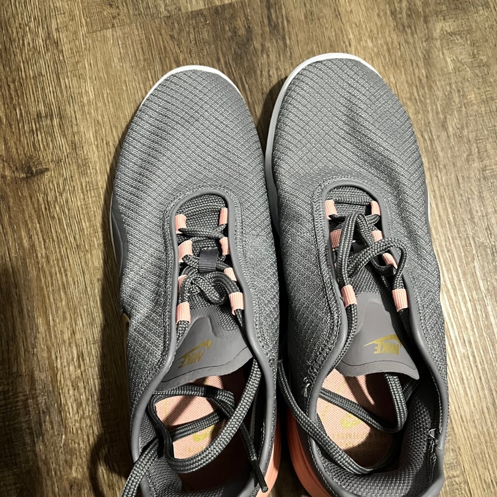 Woman’s Nike Grey Knit Athletic Sneakers with Pink Accents size 9